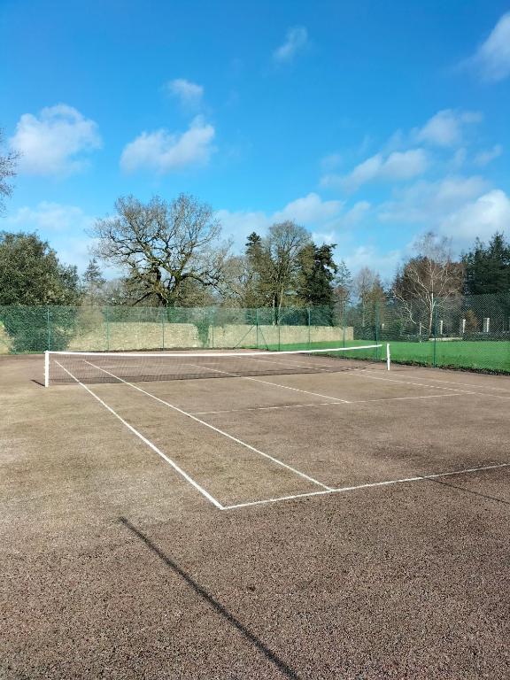 Tenis lub squash w obiekcie le jardin médicis gîte avec Spa Jacuzzi et sauna lub w pobliżu