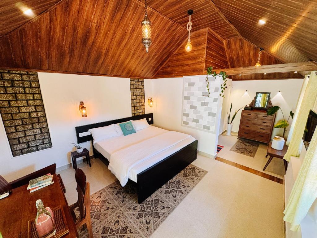 1 dormitorio con cama y techo de madera en Calm Shack - 2 Bedroom-Boutique Farm Stay, en Munnar