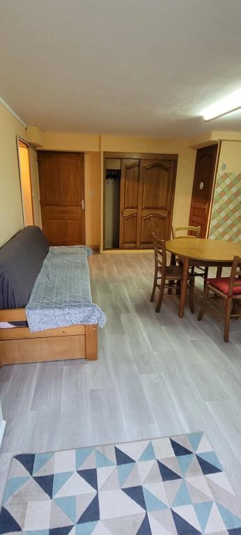 - une chambre avec un lit et une table dans l'établissement Omaha beach les braves, à Saint-Laurent-sur-Mer