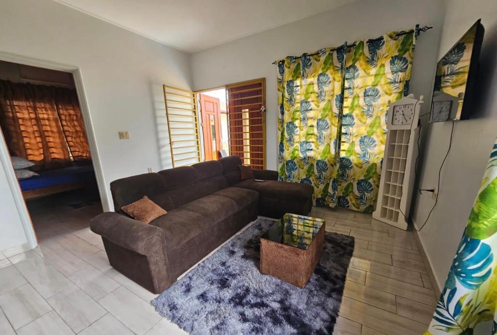 Kapowlito Real Estate Casa Koningspalmstraat, Paramaribo (updated