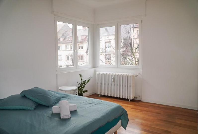 een slaapkamer met een bed met twee handdoeken erop bij * Hammam * Superbe Appartement * Neudorf in Straatsburg