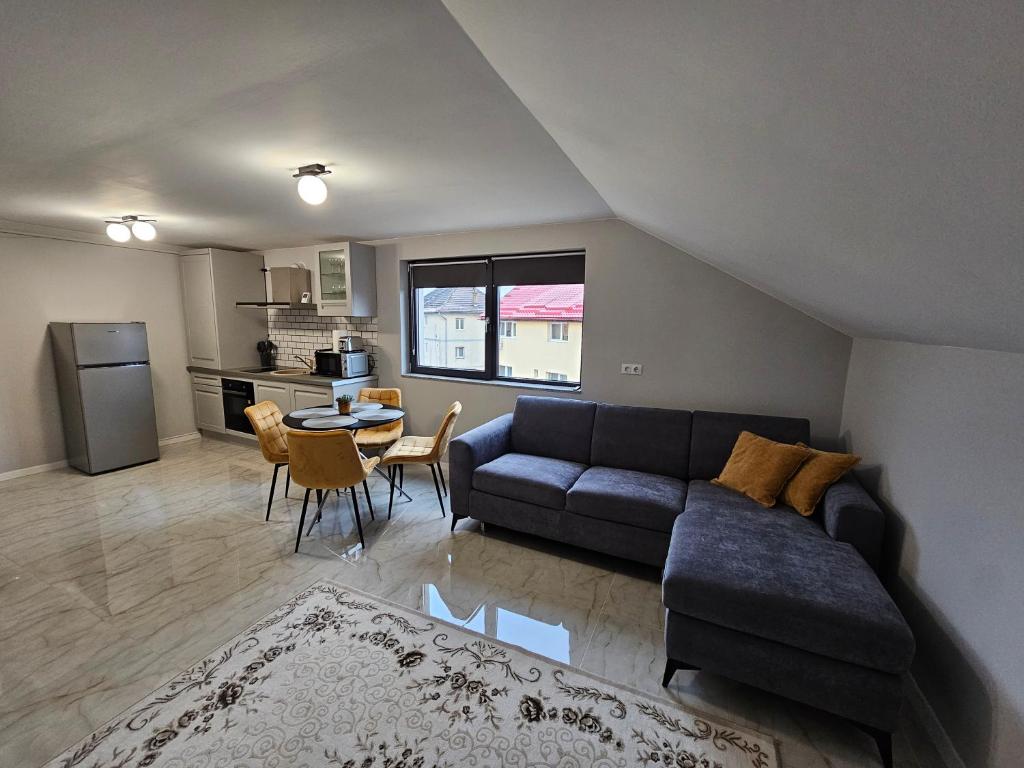 uma sala de estar com um sofá e uma mesa em 4You Apartment em Baia Mare