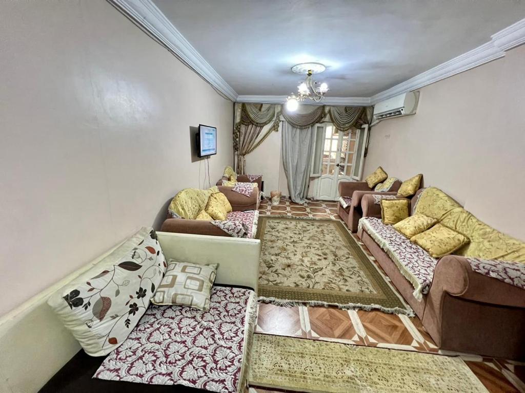 uma sala de estar com sofás e almofadas em شقة مفروشة لك وحدك قريبة من مكتبة الاسكندرية em Alexandria
