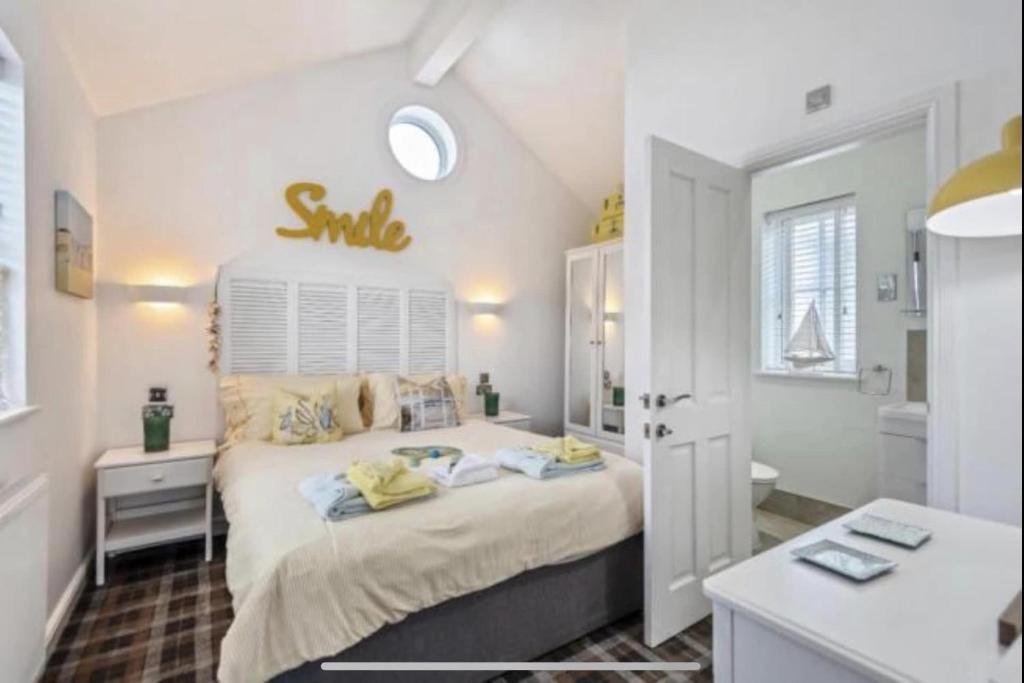 Sand Dollar, The Bay, 2 bedrooms with ensuites, parking for 2 cars, 2 small dogs welcome 7