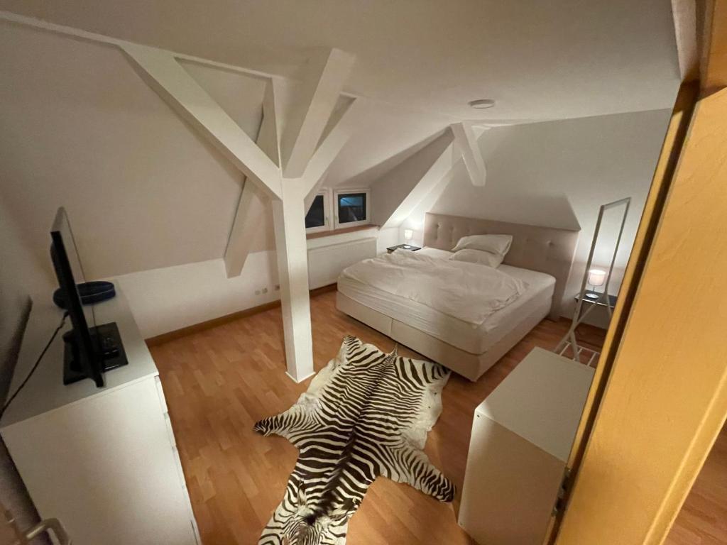 - une chambre avec un lit et un tapis zébraèbre au sol dans l'établissement Südbahnhof, à Marbourg