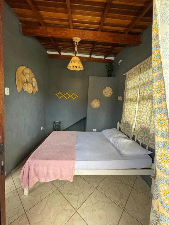 a bedroom with a bed and a wooden ceiling at Hostel das fadas in Paraty