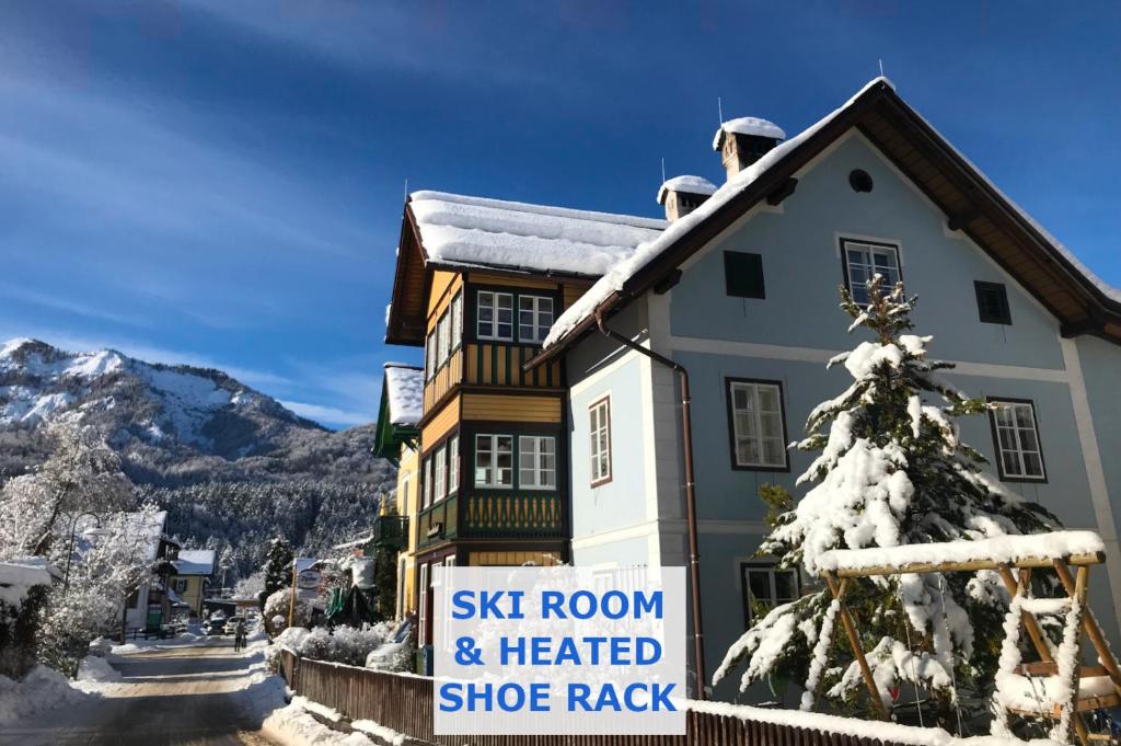 巴德哥依斯恩Wanderlust Boutique Rooms的雪覆盖的树在前面的滑雪小屋