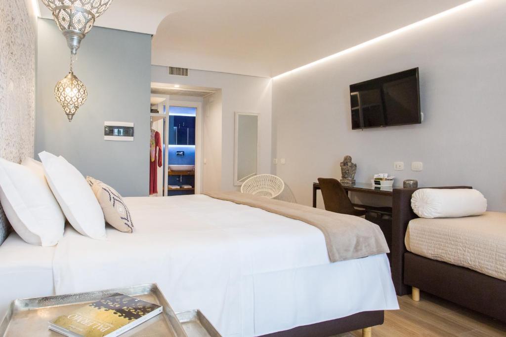 Una cama o camas en una habitación de Bellaroto Suite & SPA