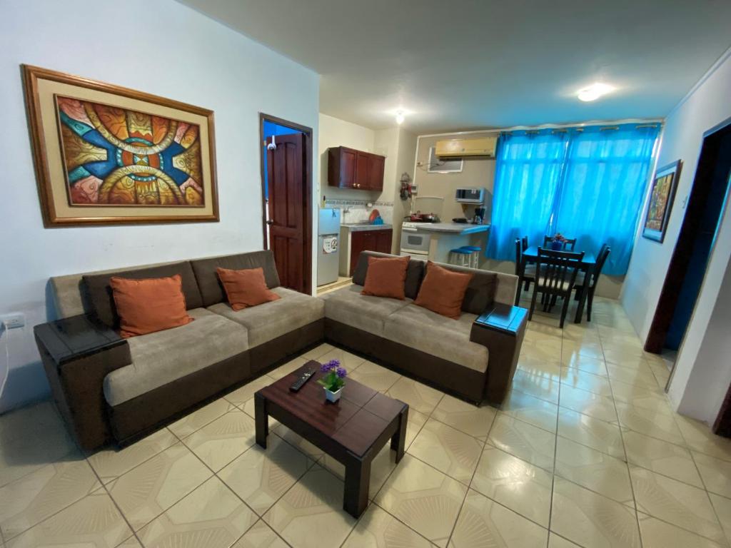 sala de estar con sofá y mesa en Beautiful apartment near Malecon and Murcielago beach!, en Manta