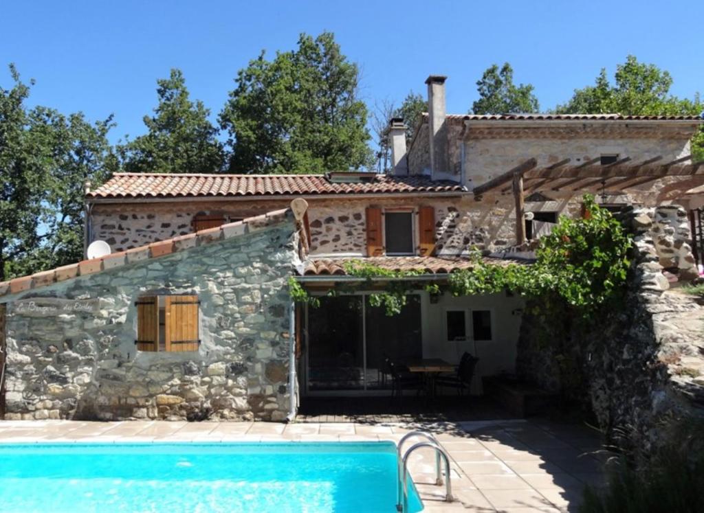 una casa con piscina frente a ella en Le Vallon des Etoiles Nature et Piscine Privée, en Lussas