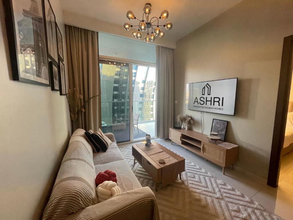 Ashri HH, Apt with Canal View في دبي: غرفة معيشة مع أريكة وطاولة