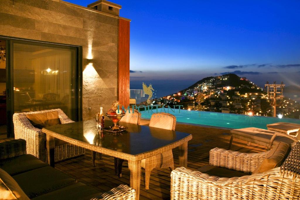 un patio con tavolo e sedie sul balcone. di Villa Calista by Important Group Travel a Yalıkavak