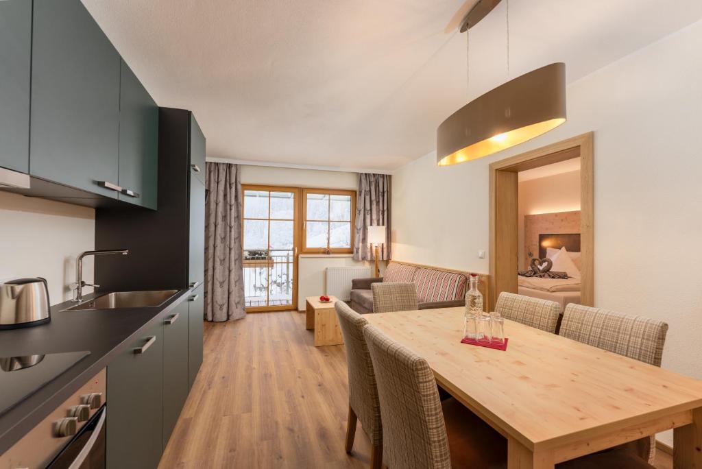 Kuchyň nebo kuchyňský kout v ubytování Berghotel Jaga-Alm