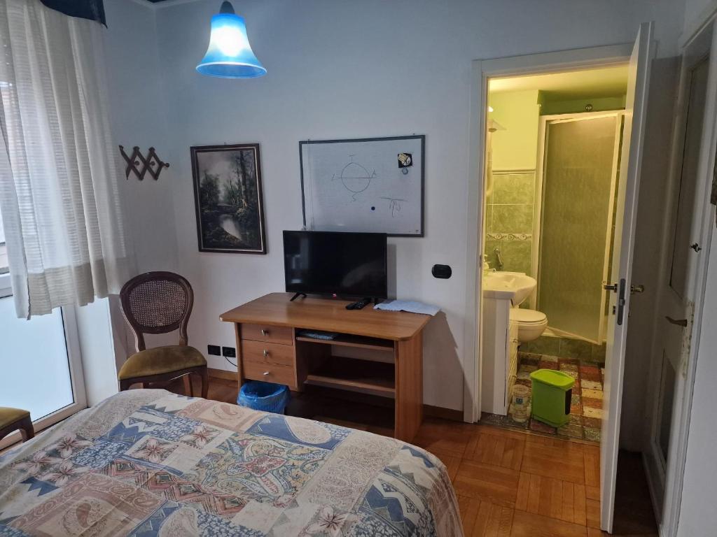 A television and/or entertainment centre at B&B Cavaliere Milano