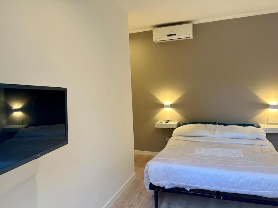 1 dormitorio con 1 cama y TV de pantalla plana en Casa vacanze Manzoni 287 PT en Perugia