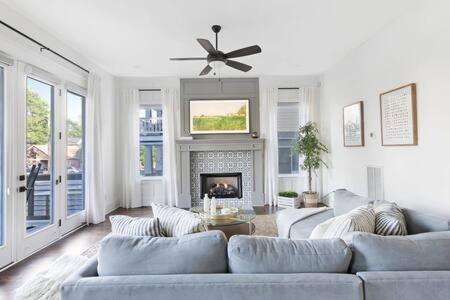 Un lugar para sentarse en The Maple House - Huge Backyard & Mins to Broadway