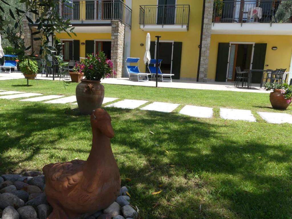 una statua di un'anatra seduta sull'erba di Casa Marisa a Malcesine