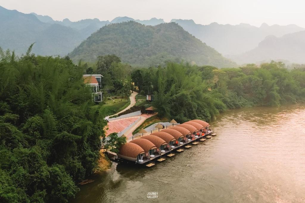 eine Luftansicht auf einen Fluss mit einer Reihe von Dächern in der Unterkunft VeeVaree Riverkwai Resort in Ban Kaeng Raboet