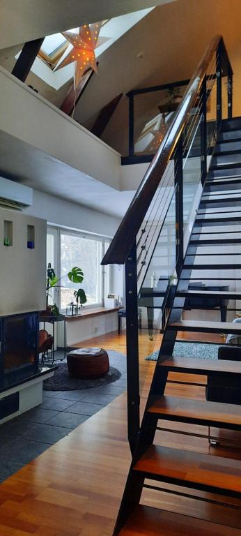 una sala de estar con una escalera en una casa en Oulujoen Onni, en Muhos