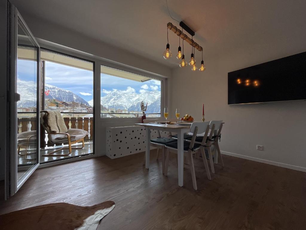 TV a/nebo společenská místnost v ubytování Sunny Alps View: Central Bliss