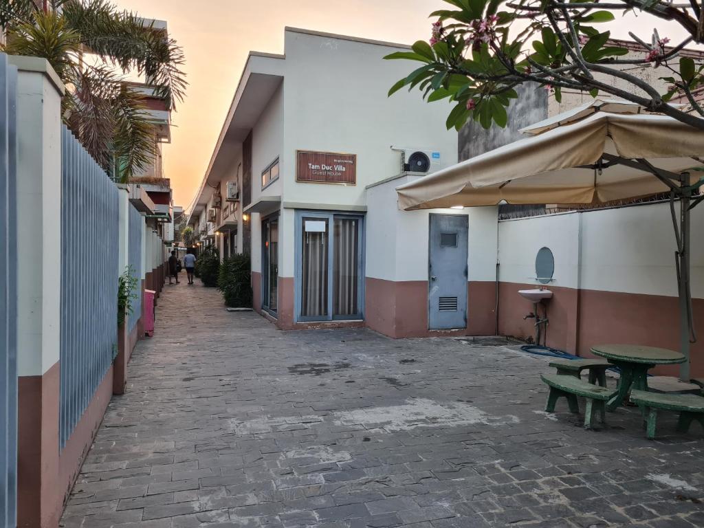 eine leere Gasse mit einem Picknicktisch und einem Regenschirm in der Unterkunft Tâm Đức Homstay in Tây Ninh