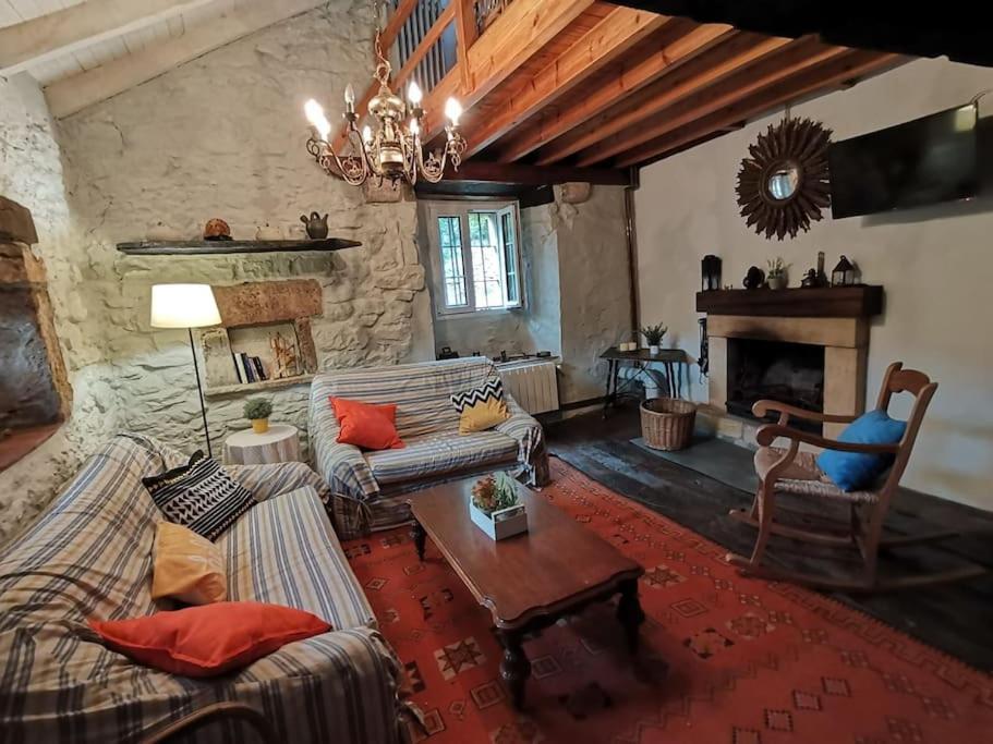 Abiada的住宿－El Callejo de Abiada，带沙发和壁炉的客厅