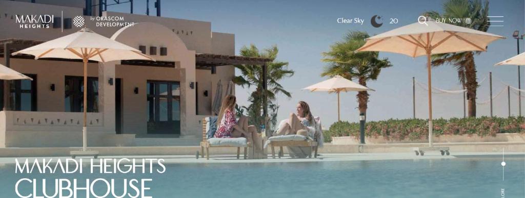 Sunny, Modern 2 bed in Makadi Heights, Hurghada في سفاجا: وجود سيدتان جالستان في كراسي بجوار مسبح مع مظلات