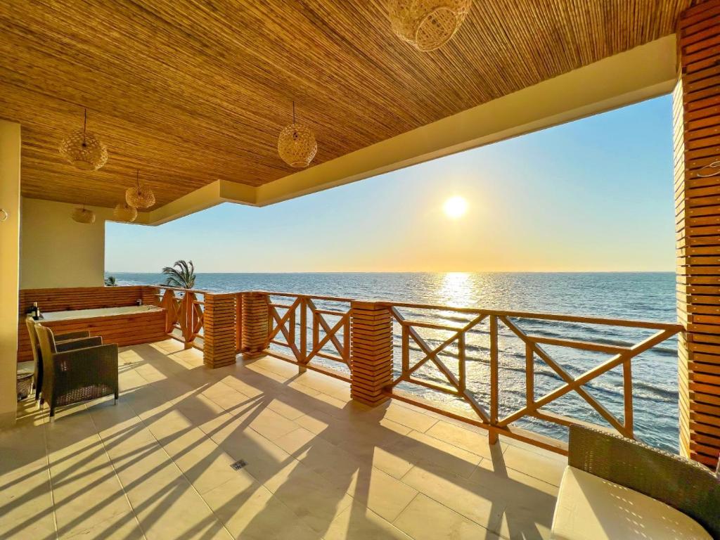 una vista sull'oceano dal balcone di una casa di Apartamento - suite, Frente al mar a San Silvestre