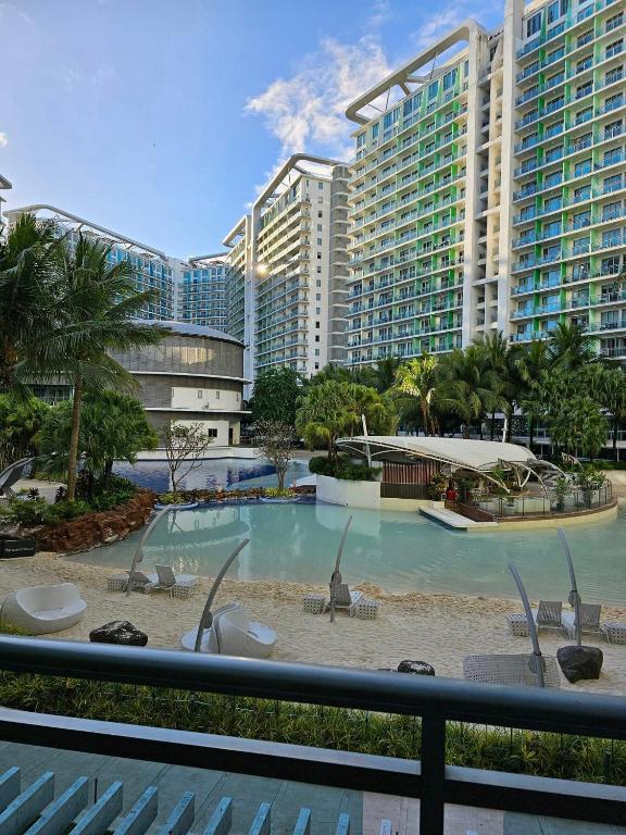 uma vista para um grande edifício com uma piscina em Cozy Staycation - Azure Urban Resort Residences em Manila