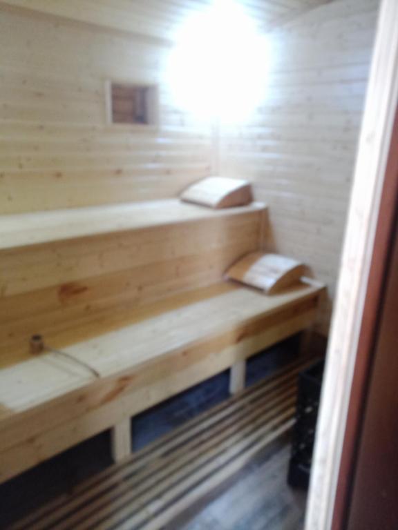 een sauna met een houten bank in een kamer bij Hotel sauna in Poti