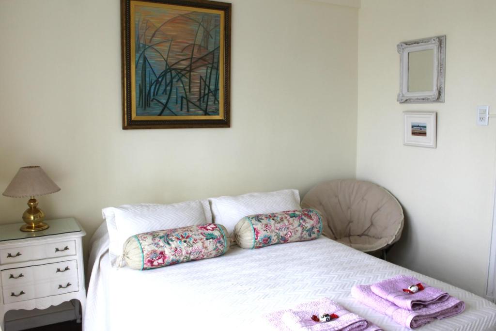 ein Schlafzimmer mit einem Bett mit zwei Handtüchern darauf in der Unterkunft Hermosos atardeceres … in Mar del Plata