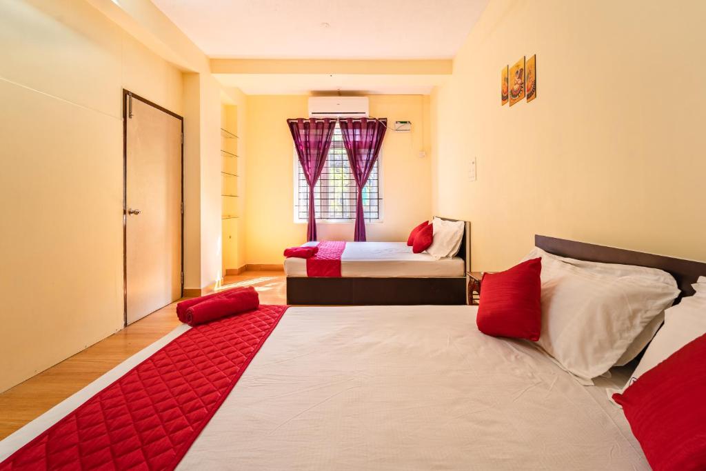 - une chambre avec 2 lits et une fenêtre dans l'établissement Le Mission Stay, à Pondichéry