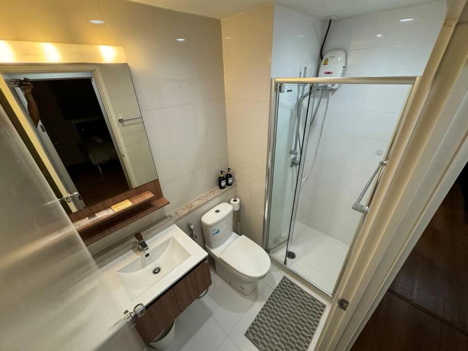 een badkamer met een douche, een toilet en een wastafel bij Best BKK city view 2 Beds 58sqm (5 mins from BTS) in Bangkok