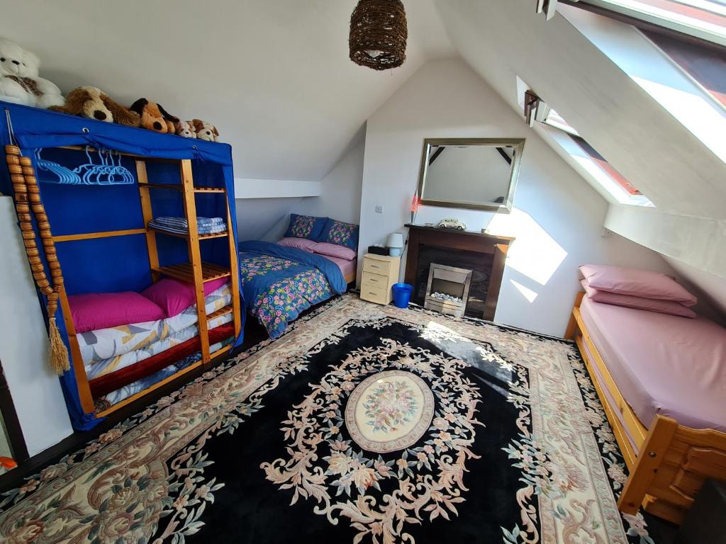 Large private room in Biddulph-Stoke On Trent في Biddulph: غرفة علوية مع سرير بطابقين ودرج