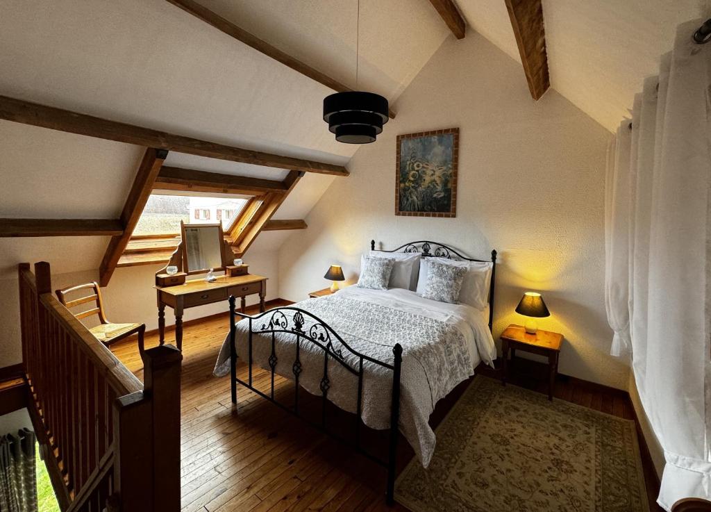 Tempat tidur dalam kamar di Walnut Tree Gite Brittany