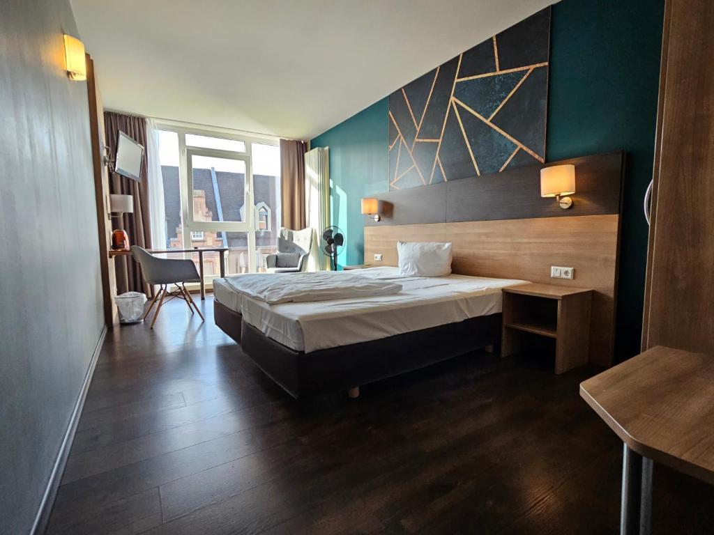 Postel nebo postele na pokoji v ubytování Hotel Luise Mannheim - by SuperFly Hotels