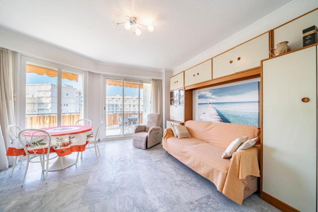un salon avec un canapé et une table dans l'établissement Charming 1 bedroom on the top floor, à Cannes