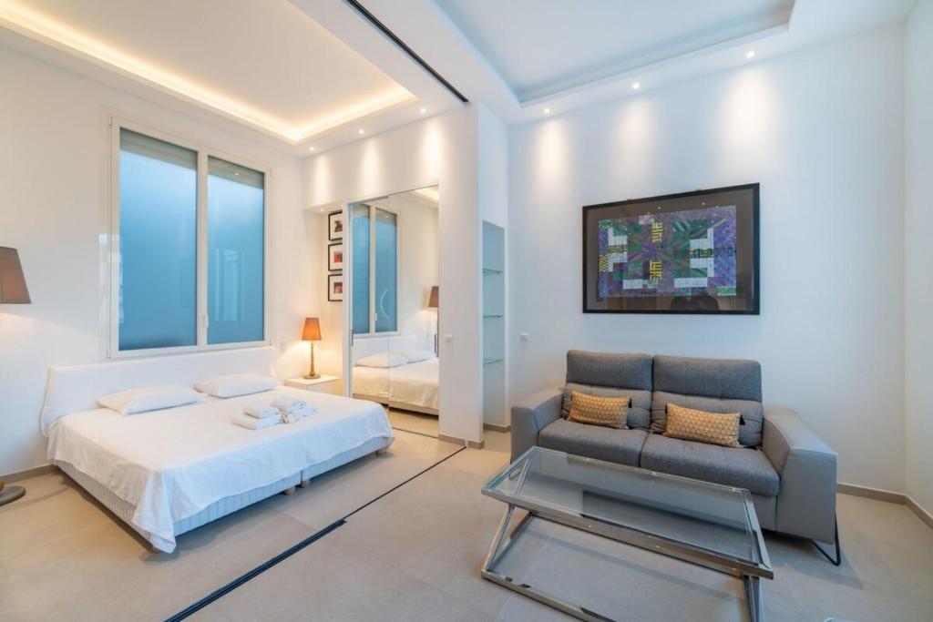 une chambre avec un lit, un canapé et une chaise dans l'établissement Wonderful one bedroom in Le Gallia, à Cannes