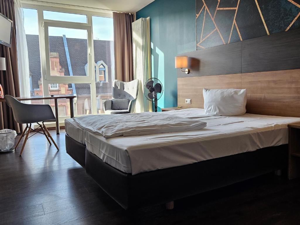 Postel nebo postele na pokoji v ubytování Hotel Luise Mannheim - by SuperFly Hotels