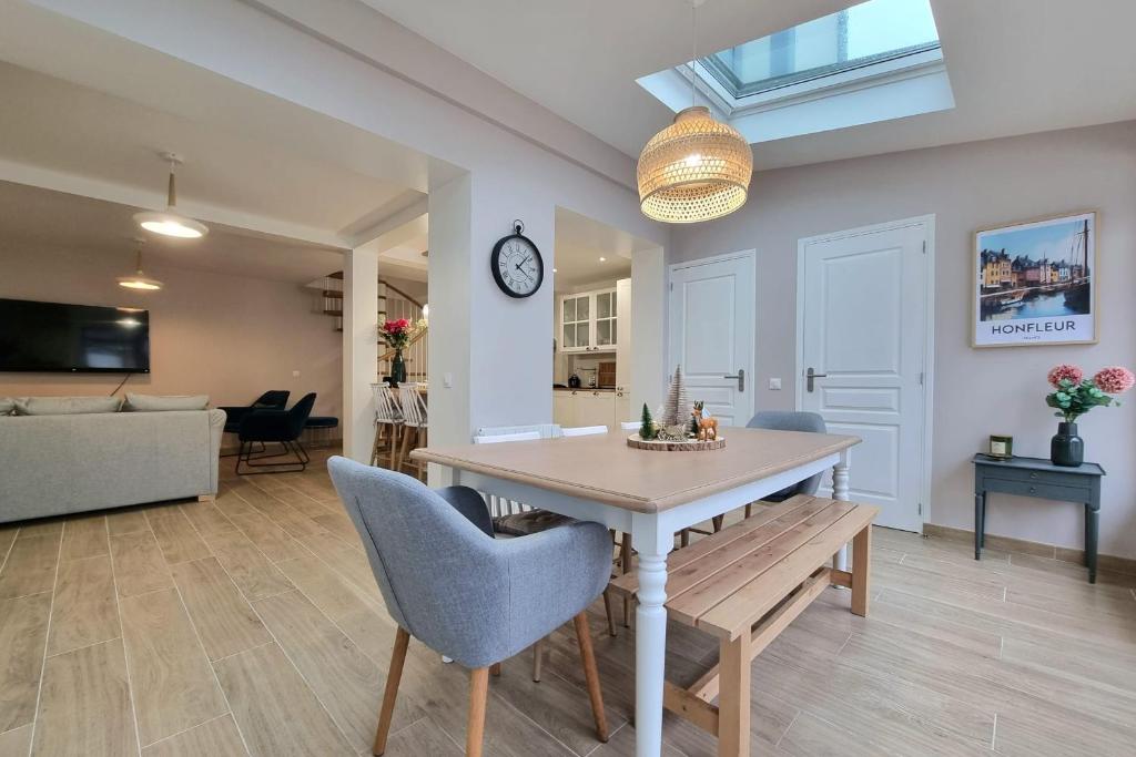 une salle à manger et un salon avec une table et des chaises dans l'établissement Le Magnolia - Honfleur house - terrace and parking space - 6P, à Honfleur