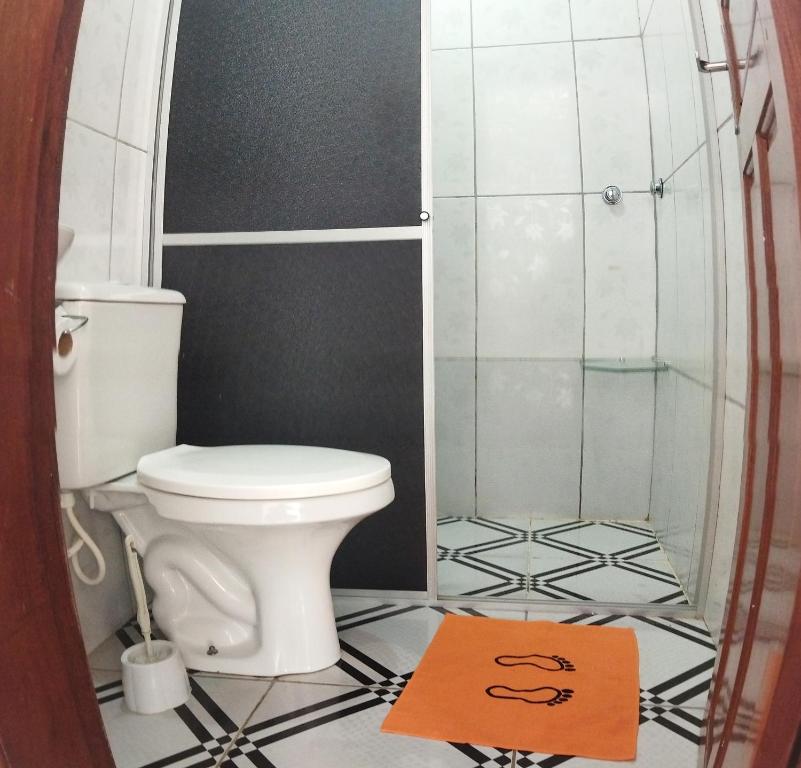 a bathroom with a toilet and a shower at Apartamento Central Privativo in Boa Vista