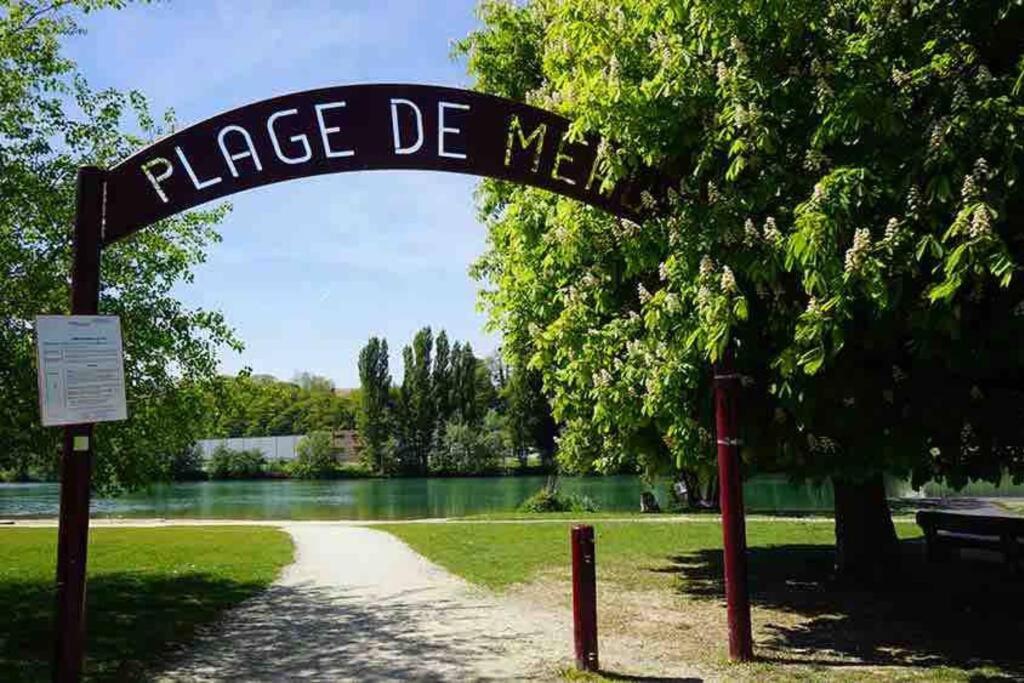 a sign that reads place de mailles in a park at Appartement chaleureux - Meaux in Meaux