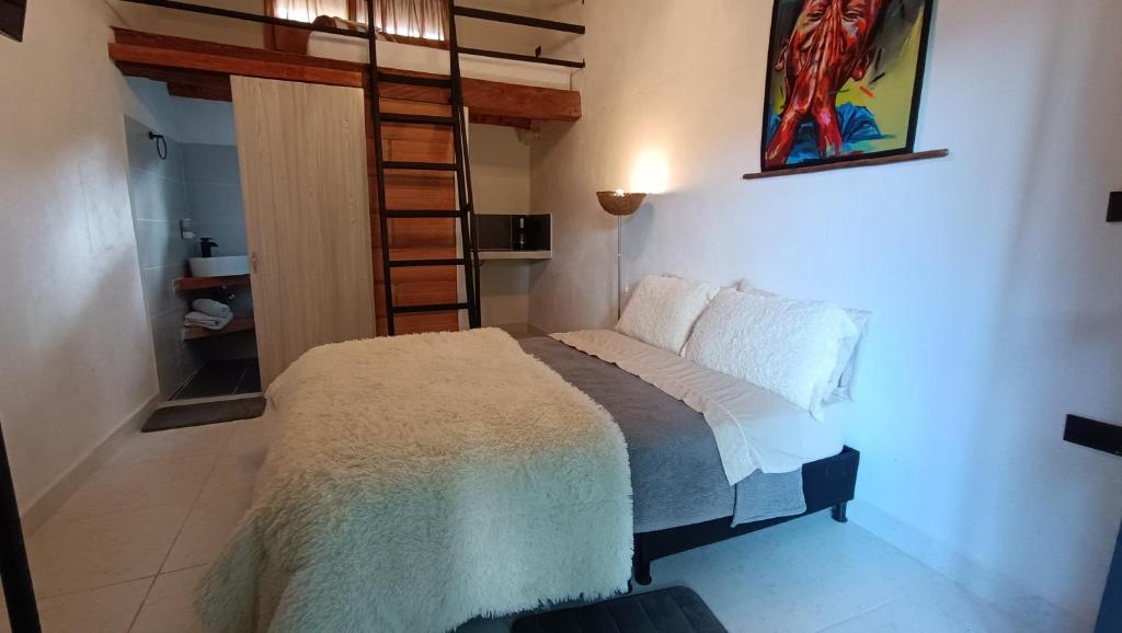Postel nebo postele na pokoji v ubytování Hotel Marrokos Aeropuerto José María Córdova