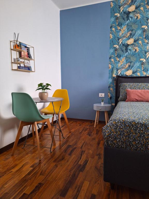 una camera con letto, tavolo e sedie di Maison Mojan B&B - Tra Venezia e Treviso a Mogliano Veneto