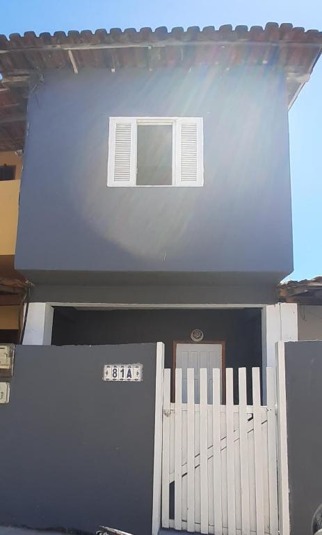 a building with a window and a fence at Casa Celeste Búzios in Búzios