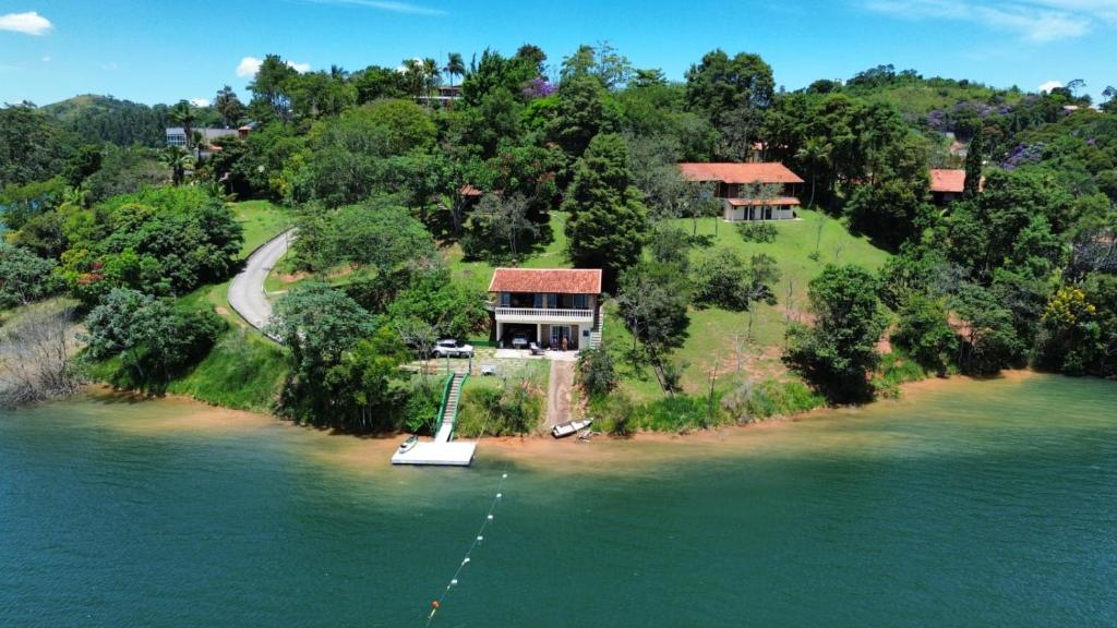 uma casa numa ilha no meio de um rio em Chalé Karin Sampaio em Jacareí