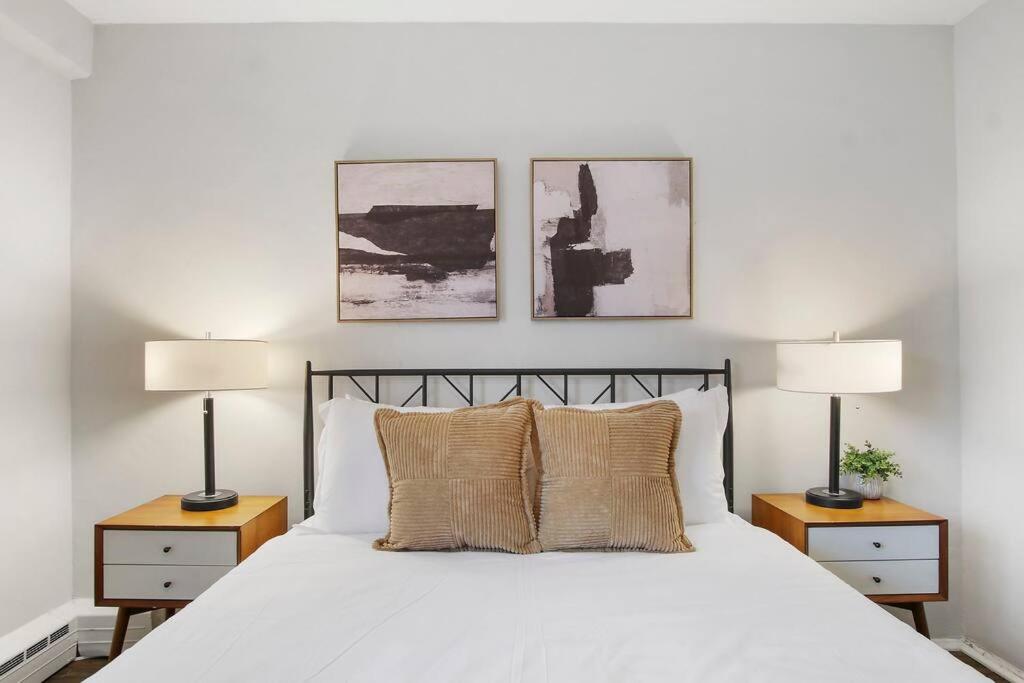 シカゴにある1BR Chic and Cozy Apartment in Chicago - Hyde Park 408のベッドルーム1室(白いベッド1台、ランプ2つ付)