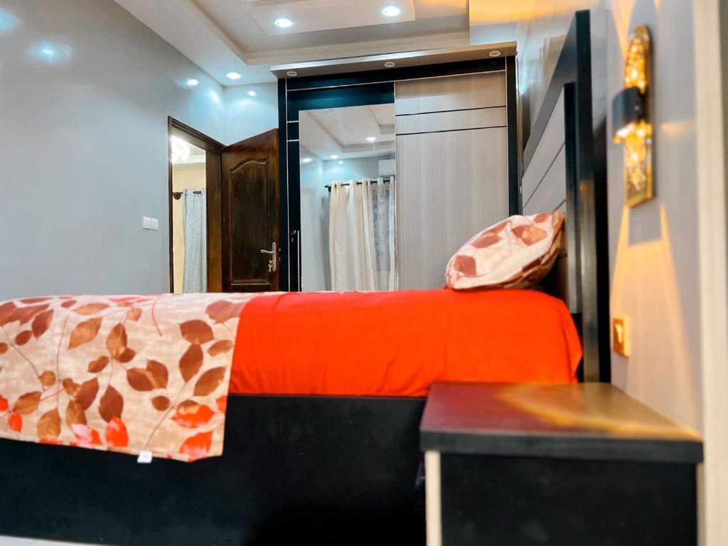 Un dormitorio con una manta de jirafa en una cama en Paradise, en Dakar