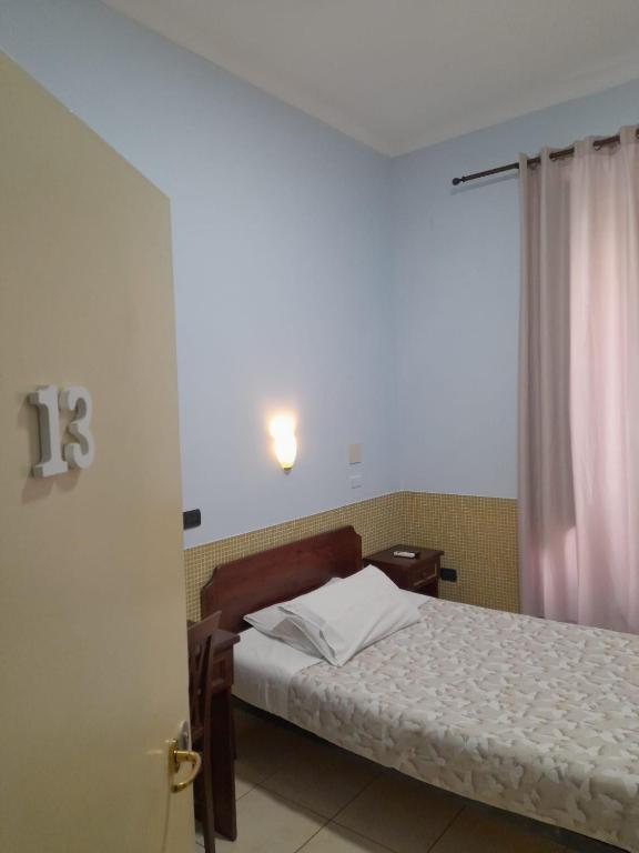 Postel nebo postele na pokoji v ubytování Hotel Vittorio Veneto Napoli