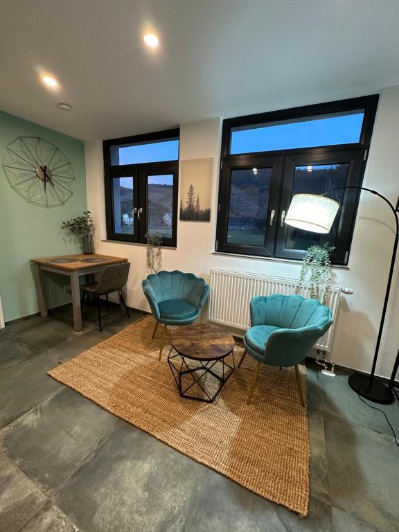 een woonkamer met 2 stoelen en een tafel bij Relaxen im Weindorf Mayschoß Fewo 3 in Mayschoß